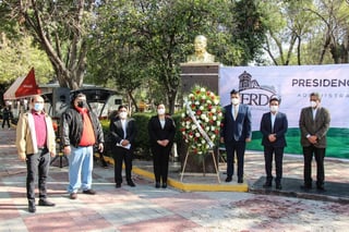 Este lunes 16 de noviembre se conmemoró el 126 aniversario de Lerdo como ciudad, con una ceremonia realizada frente al busto de Sebastián Lerdo de Tejada en la plaza principal. (DIANA GONZÁLEZ/ EL SIGLO DE TORREÓN)
