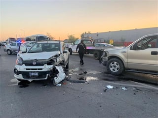 Un conductor invadió el carril contrario de la vialidad y se impactó contra dos automóviles frente a la colonia Miguel de la Madrid de la ciudad de Gómez Palacio.
(EL SIGLO DE TORREÓN)