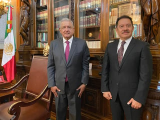 En su cuenta de Twitter, el mandatario difundió una fotografía junto con el legislador de Morena en su oficina en Palacio Nacional. (ESPECIAL)
