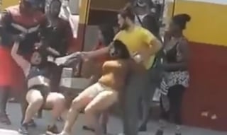 Durante la pelea, las mujeres se despojaron de algunas de sus ropas (CAPTURA) 