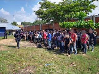 Eran 82 hombres, 16 mujeres y siete menores de edad, originarios de Guatemala, quienes fueron valorados médicamente y les brindaron ayuda humanitaria correspondiente. (ESPECIAL)