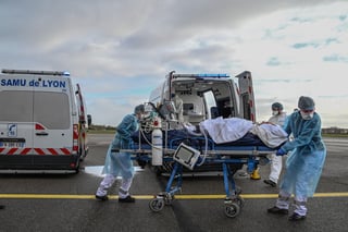 Francia registró 427 nuevas muertes por COVID-19 en las últimas 24 horas, hasta un total de 46,698 fallecidos, aunque la cifra de enfermos en cuidados intensivos descendió por segundo día consecutivo. (ARCHIVO) 