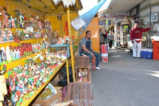 Aún en “veremos” es como se encuentra la instalación del tradicional comercio navideño en los alrededores del Mercado Juárez de Torreón, así lo notificó durante el pasado martes la Dirección de Plazas y Mercados a la Secretaría General de comerciantes del lugar. (ARCHIVO)