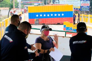 Al menos 500 venezolanos, que estaban en Colombia a la espera de ser autorizados por Venezuela para regresar, intentaron tomar este miércoles a la fuerza el Puente Internacional para volver al lado de los suyos, informaron fuentes oficiales. (ARCHIVO)