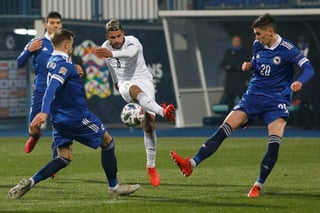 Italia se impuso 2-0 a Bosnia, con lo que finalizó en el primer lugar del grupo 1. (AP)