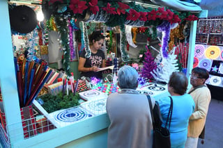 El tradicional mercado se instala a principios de diciembre y se ofertan productos alusivos a la Navidad además de venta de alimentos.
