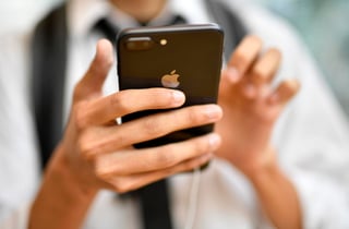 La multinacional Apple ha alcanzado un acuerdo extrajudicial en EUA por el que pagará 113 millones de dólares como compensación por haber ralentizado deliberadamente los modelos antiguos de sus teléfonos iPhone. (ARCHIVO) 
