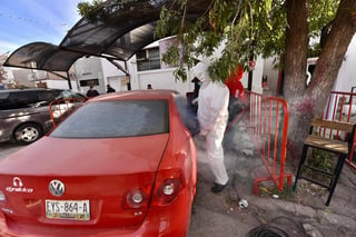 José Gpe. Galván, empresario lagunero y propietario del bar Bacano ha destacado en los últimos días a nivel local gracias a su iniciativa de sanitizar vehículos de manera gratuita en la región. (Especial) 