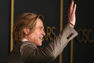 El actor estadounidense Brad Pitt fue captado por los paparazzi ayudando en el reparto de alimentos a familias de bajos recursos en Los Ángeles junto a un grupo de voluntarios. (ESPECIAL) 