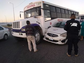 Por fortuna, los ocupantes del taxi no resultaron lesionados, solo se registraron daños materiales. (EL SIGLO DE TORREÓN)
