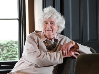 Jan Morris, la celebrada periodista, historiadora, viajera y escritora de ficción que a su mediana edad se convirtió en pionera del movimiento transgénero falleció a los 94 años. (Especial) 