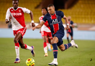 Kylian Mbappé (d) metió dos goles, pero el Monaco vino de atrás y derrotó 3-2 al Paris Saint-Germain. (EFE)
