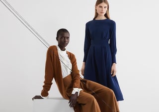 Carlos de Inglaterra debuta en el sector de la moda sostenible con una colección de 18 piezas: 10 femeninas y 8 masculinas. (FOTOS TOMADAS DEL INSTAGRAM DE YNAP)