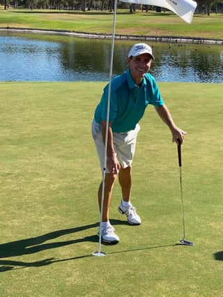 El golfista amateur Roberto Tueme al momento de sacar su bola. (ESPECIAL) 