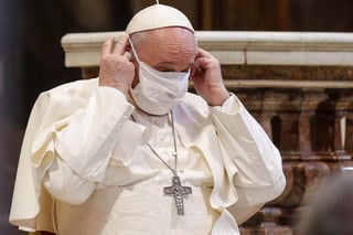 El papa Francisco pidió hoy que las sociedades no caigan en la fiebre consumista y en nuevas formas de autopreservación egoísta una vez se supere la pandemia del coronavirus.
(ARCHIVO)