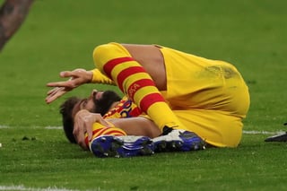 El central del Barcelona Gerard Piqué, que se retiró lesionado en la rodilla derecha en el minuto 62 del partido contra el Atlético de Madrid. (ARCHIVO)