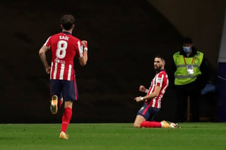 Yannick Carrasco (d) celebra tras marcar para el Atlético de Madrid el único tanto del partido.