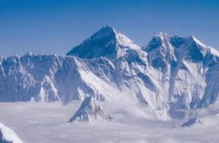 Fibras de poliéster, acrílico, nylon y polipropileno son solo algunas de las microfibras que se encontraron a más de 8,000 metros de altitud, en el Monte Everest, que ya es oficialmente el punto terrestre más elevado al que ya llegaron los microplásticos. (ESPECIAL) 
