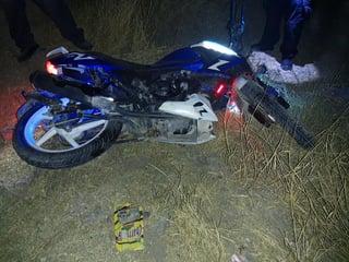 La noche del pasado sábado, tres jóvenes que viajaban a bordo de una motocicleta resultaron lesionados al chocar contra un vehículo particular en la zona rural de la ciudad de Gómez Palacio. (EL SIGLO DE TORREÓN)