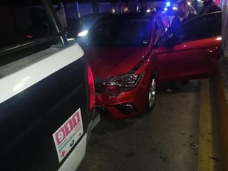 El conductor de un vehículo fue detenido al encontrarse en estado de ebriedad, luego de que chocó contra una unidad de Seguridad Pública, la cual no registró daños, en Torreón. (EL SIGLO DE TORREÓN)