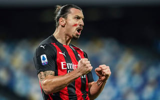 Zlatan Ibrahimovic apareció en par de ocasiones, para ayudar a la victoria del Milan 3-1 sobre Napoli; los Rossoneri mantienen el invicto y lideran la Serie A italiana. (AP)