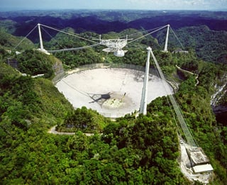 La desaparición del radiotelescopio del Observatorio de Arecibo supone una pérdida importante para la comunidad científica mundial, a la que contribuyó en el último medio siglo con la búsqueda de asteroides que orbitan cerca de la Tierra. (ARCHIVO) 