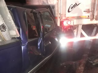 La noche del domingo, una camioneta se impactó contra un tráiler a la altura del poblado Seis de Octubre de la ciudad de Gómez Palacio, un hombre resultó lesionado en los hechos.
(EL SIGLO DE TORREÓN)