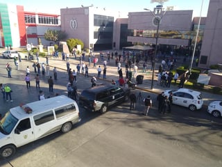 Desde las 8 de la mañana trabajadores sindicalizados del Ayuntamiento de Gómez Palacio realizan una protesta pública tanto en la explanada como en la avenida Madero de Gómez Palacio, la cual bloquearon una calle antes y también en la Calle Independencia con vehículos oficiales.
(EL SIGLO DE TORREÓN)