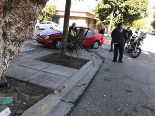 Una mujer con lesiones leves y daños materiales de consideración, fue el saldo de un accidente vial que se registró la mañana de este lunes en la zona Centro de Gómez Palacio.
(EL SIGLO DE TORREÓN)