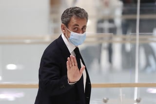 Nicolas Sarkozy escribió este lunes una nueva página de la historia política de Francia al convertirse en el primer expresidente que se sentaba en el banquillo de los acusados, en un juicio que se abrió de forma efímera porque fue aplazado al próximo jueves por la enfermedad de otro acusado. (ARCHIVO) 
