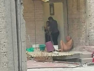 En Nezahualcóyotl, vecinos denunciaron en redes sociales el maltrato a un hombre de la tercera edad con algunas fotografías de él en el piso completamente desnudo. (Especial) 