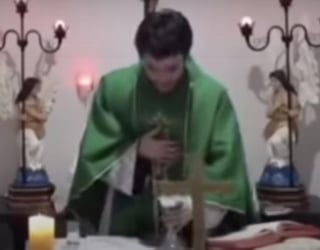 El padre Fabrício Rodrigues protagonizó un cómico momento durante su transmisión de misa en vivo a través de YouTube.  (Especial) 