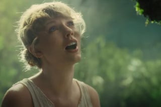 Taylor Swift desnudará aún más las canciones semiacústicas de su último disco y uno de los más celebrados del último año, folklore, en un especial televisivo que estrenará Disney+ a partir de este miércoles, 25 de noviembre.  (ESPECIAL)  