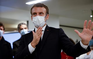 Francia comenzará a vacunar contra el coronavirus 'a finales de diciembre o comienzos de enero', con prioridad inicial para las personas de más edad, anunció este martes el presidente, Emmanuel Macron, quien dijo que vacunarse no será obligatorio. (ARCHIVO) 
