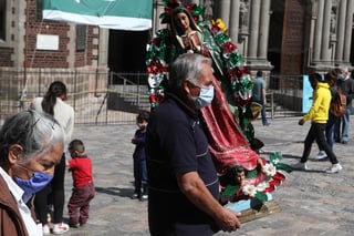 El gobierno de la Ciudad de México y autoridades eclesiásticas llamaron a que las celebraciones para conmemorar la aparición de la Virgen de Guadalupe se hagan desde casa o desde los templos de sus colonias, para evitar aglomeraciones y contagios de COVID-19.
(ARCHIVO)