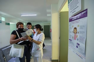 Especialistas alertaron este martes del resurgimiento de enfermedades por la falta de un plan de vacunación en territorio mexicano, donde la inmunización ha caído un 20 % en medio de la pandemia de la COVID-19. (ARCHIVO)
