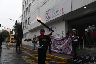 Organizaciones feministas denunciaron este martes que autoridades de Ciudad de México les han inventado delitos para criminalizar sus recientes protestas y movilizaciones contra la violencia de género que se vive en el país, donde una media de diez mujeres son asesinadas al día. (EL UNIVERSAL)