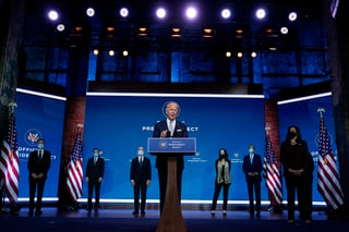 Biden (c) mostró un equipo 'que refleja el hecho de que EUA está de vuelta, listo para liderar el mundo, no retirarse de él'. (AP)