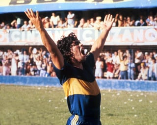 Con un moño negro, y una fotografía del “Pelusa 10”, Boca Juniors rinde homenaje al jugador que formó parte de su historia de 1981 a 1997. (ARCHIVO)