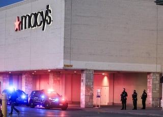 Un chico de 15 años deberá responder a varios cargos en relación con un tiroteo en un centro comercial en Wisconsin que dejó ocho heridos, y se ordenó que permanezca detenido en una cárcel para menores en lugar de entregarlo a la custodia de sus padres. (ARCHIVO) 