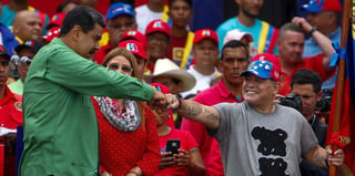 El presidente de Venezuela, Nicolás Maduro, lamentó este miércoles el fallecimiento del exfutbolista argentino Diego Armando Maradona, a quien calificó como su 'hermano', luego de que ambos mantuvieses una cercana y pública amistad en los últimos años. (Especial) 