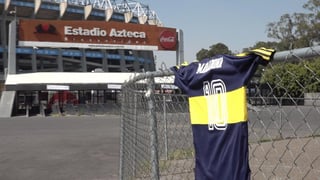 El aficionado mexicano colocó su ofrenda ante una de las taquillas del estadio, que además fue sede del Mundial de México 1986. (ARCHIVO)