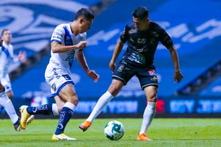Javier Salas (i) del Puebla y José Ramírez (d) del León disputan el esférico durante el juego de ida de los cuartos en el Cuauhtémoc. (JAM MEDIA)