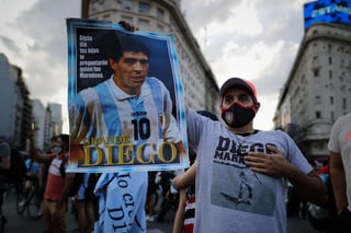 Diego Armando Maradona es uno de los jugadores más icónicos dentro y fuera de la cancha en la historia del futbol. (ARCHIVO) 