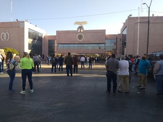 Trabajadores sindicalizados del Ayuntamiento protestaron este lunes en la explanada de la presidencia municipal de Gómez Palacio.