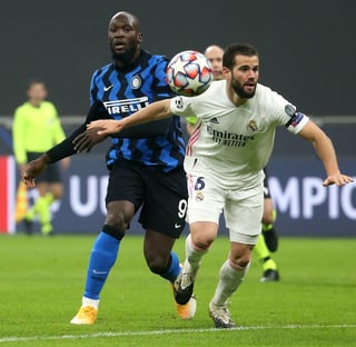 El delantero belga del Inter, Romelu Lukaku (i) no pudo marcar en el crucial duelo para ellos, en donde Nacho tuvo una excelente actuación. (EFE)