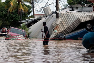 Los huracanes, agregaron los expertos, afectaron a más de ocho millones de personas. (ARCHIVO) 