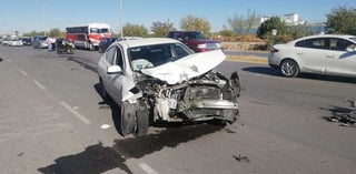 El aparatoso accidente ocurrió ayer a las 15:00 horas sobre la carretera Torreón-San Pedro. (EL SIGLO DE TORREÓN)