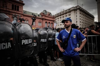 Varios fanáticos se enfrentaron a la policía en las inmediaciones de la Casa Rosada, situada en la histórica Plaza de Mayo, en el centro de Buenos Aires. (EFE)