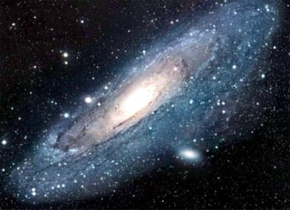 Un equipo internacional de astrónomos, en el que participan investigadores españoles de Canarias y Andalucía, descubrió que las mareas provocadas por la interacción gravitatoria de una galaxia cercana es el mecanismo que causa la eliminación de materia oscura en la galaxia NGC1052-DF4. (ESPECIAL) 